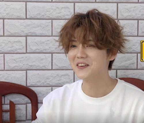 鹿晗录《五哈》吃肥肠面,看清楚手里的东西,网友:不合适吧?