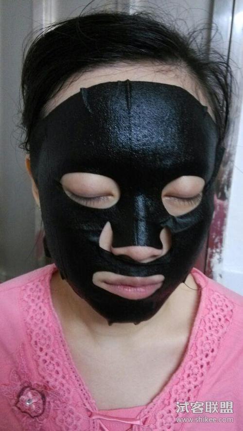 敷完面膜脸部肌肤嫩嫩的,滑滑的.