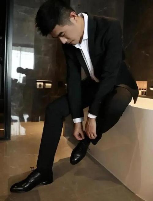 正装皮鞋黑袜衬衫肌肉男上,翘臀长腿腹肌小狼狗应战,体育生围观