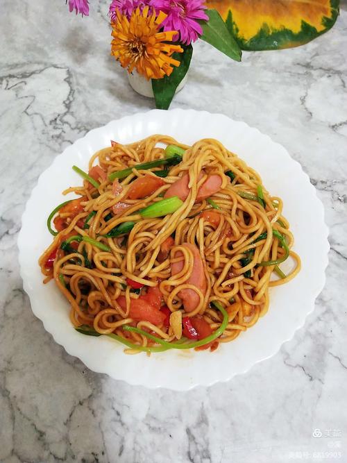 蔬菜香肠炒面