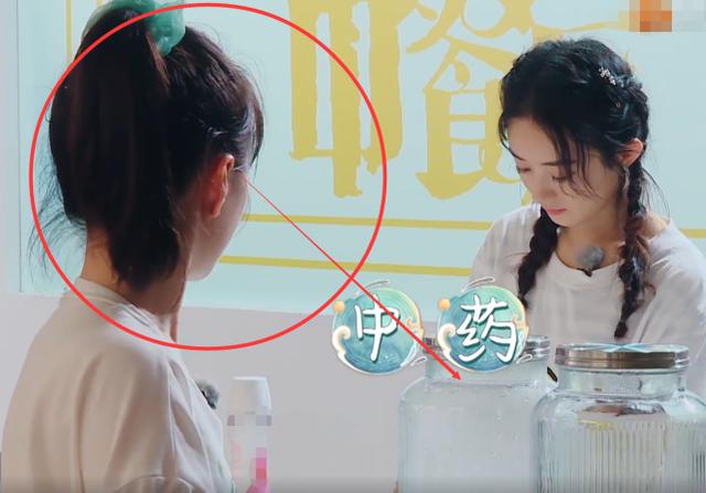 赵丽颖随身带保温杯冲泡中药,谁注意她咋喝的?一看就