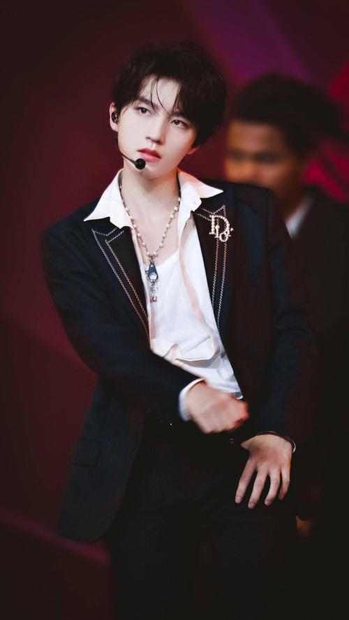 王俊凯黑色西装的致命时刻 你就是我的心之所向