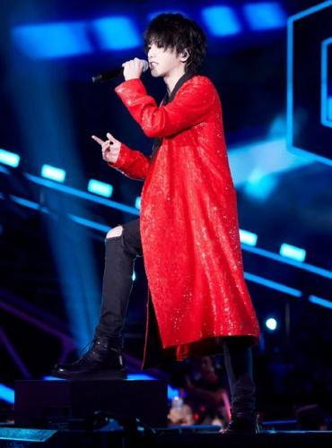 同样是穿破洞裤,华晨宇精致,王一博高冷,看到蔡徐坤:魅惑一击