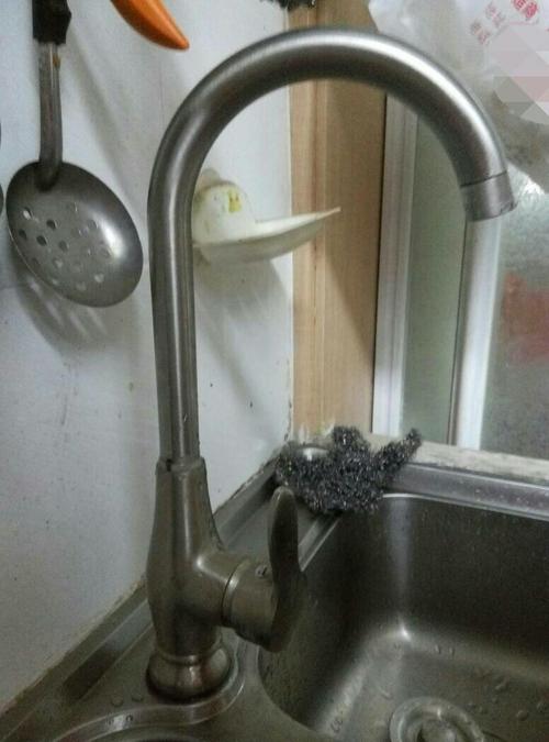 厨房旋转水龙头的连接处漏水,现在已经开始喷水,想问下怎么修