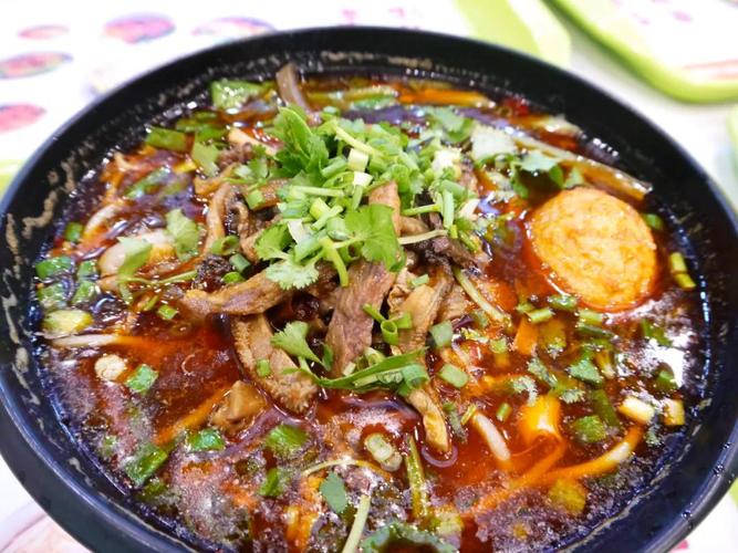 等现做现卖,所有食材新鲜保证 口味麻辣爽口,色香味俱全 原味牛汤面