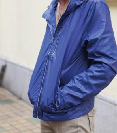 皮肤比较黑,能穿宝蓝色衣服吗?