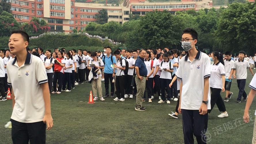 涪陵五中七点二十开始开学典礼,学生都统一穿着校服,据小编了解,高一