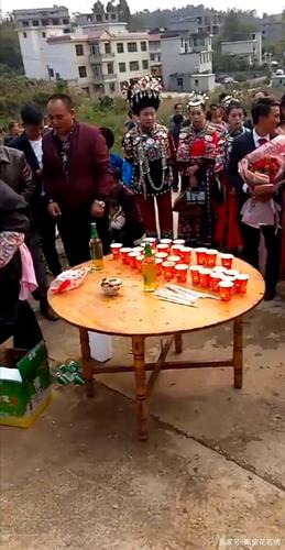 拦门酒是第一关,放的酒不一定要全部喝完但来接亲的伴郎们必须每人喝