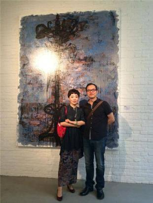 策展人王春辰(右)与参展艺术家陈曦(左)在其作品《忧伤》前合影