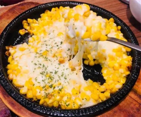 芝士玉米,芝士可以拉很长的丝,一盘玉米类,量也挺大,甜甜的,女生会