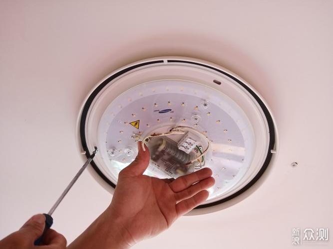 膨胀螺栓固定完毕,就要将自攻丝透过底盘安装在屋顶上.