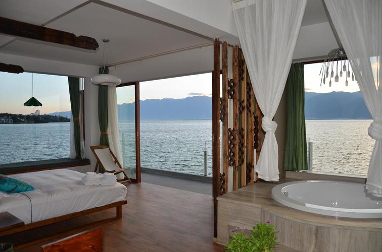 住宿首选自然是海景房,听着浪涛声入睡,天晴的时候还可以看到洱海月