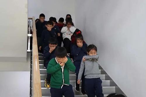 潍坊未来实验学校消防培训进校园师生演练保安全