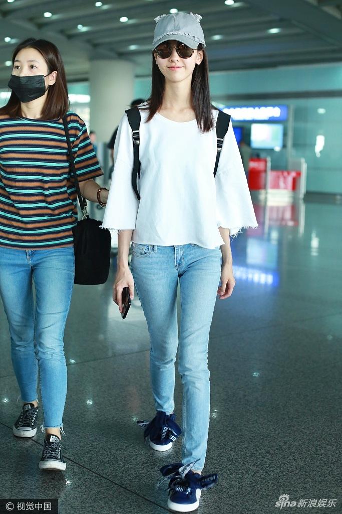 当天,陈都灵身穿牛仔裤,白衬衫,装扮简约清新,见镜头露出甜美微笑,并