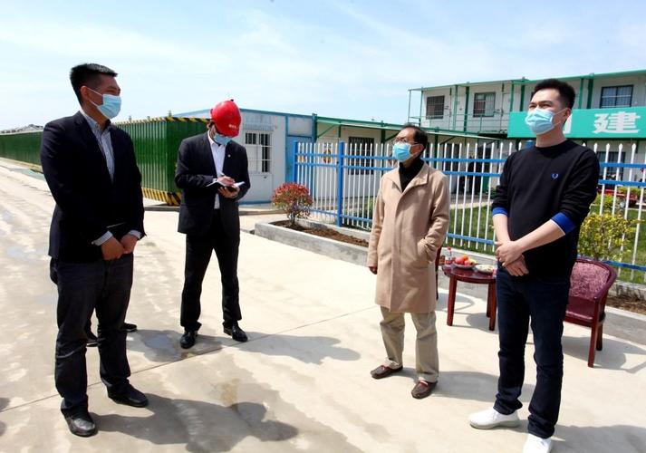 瑞贝卡房地产公司董事长陆振盈,总经理郑文基带领公司高管和技术人员