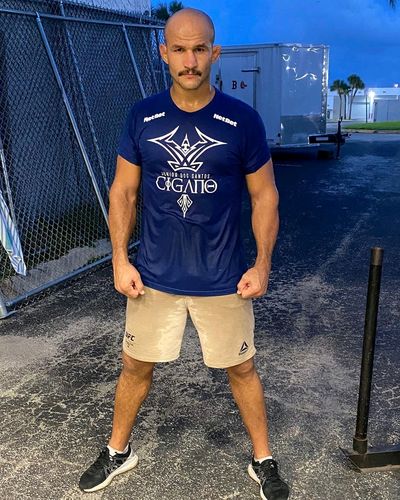 ufc前重量级冠军小菊朱尼尔多斯桑托斯ins照片自取