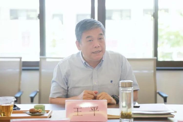 在座谈会上,王平听取了育才高级中学校长迟学为,育才中学校长毛卫华