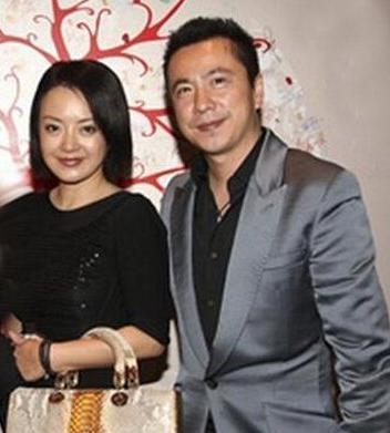 虽然说女追男隔层纱,其实并不是这样的,当初是妻子王晓蓉追的王中磊