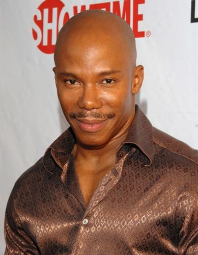 饰演的警官多克斯(doakes)察觉到戴克斯特(dexter)有不可告人的秘密