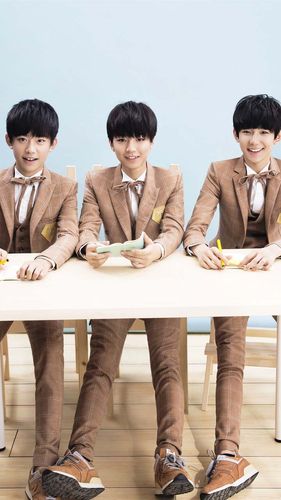 王俊凯王源易烊千玺王俊凯王源和四叶草的壁纸