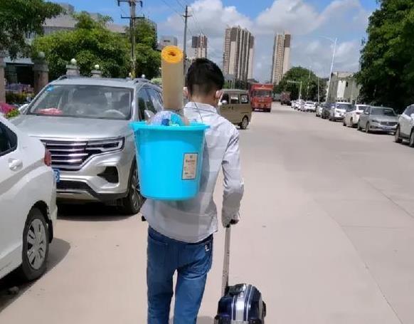 年轻人在将提桶跑路变为一种社会常态网友压力太大所致