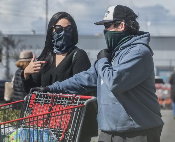 "      总统还指出,cdc并不是在呼吁美国人戴上医用口罩.