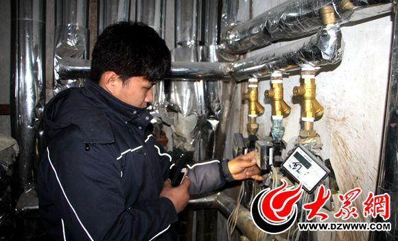 工作人员检查供热管道