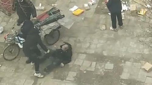 天津红桥区回应"拾荒老人遭暴力执法":已约谈物业责成