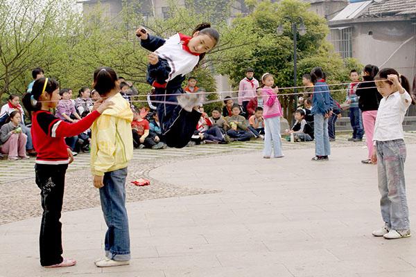 跳橡皮筋的简单玩法步骤跳皮筋的儿歌口诀大全