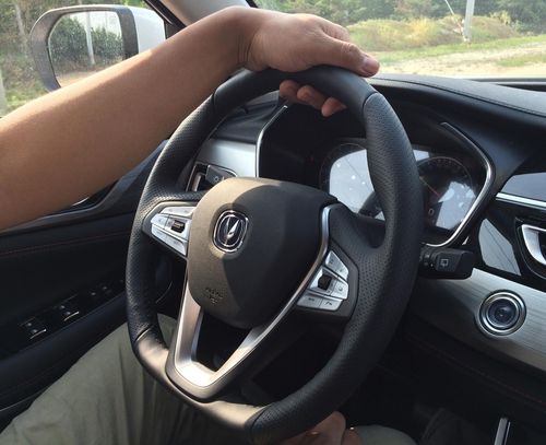 现在的方向盘为什么普遍是d型设计师一语道破