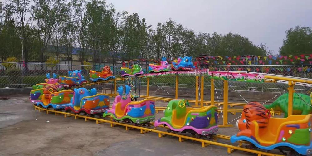 太空穿梭游乐设备车体外壳采用的造型工艺,每辆车都经过精雕细琢,加