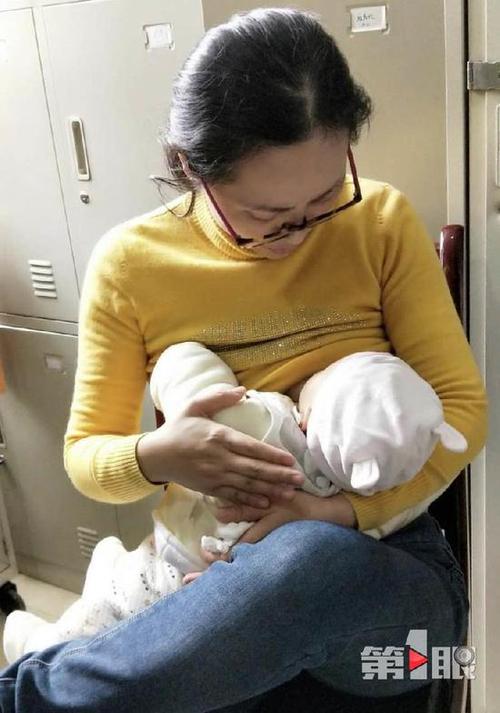 暖心!女医生为患者宝宝哺乳
