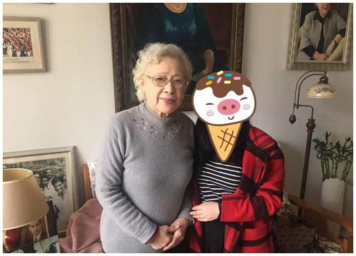 100岁的秦怡满头白发仍美丽只因婚姻家庭不幸怎么青春不老的