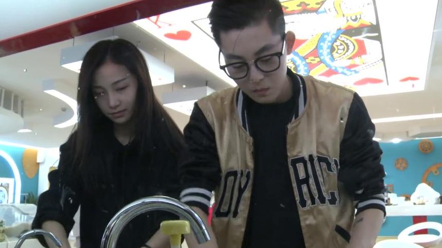 周晨晞姜梓新合体做家务粉红溢