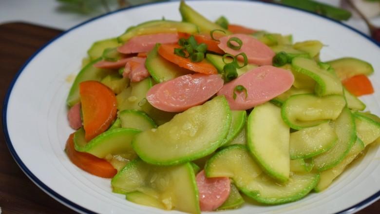 西葫芦炒火腿,简单的西葫芦炒火腿肠.就做好了.