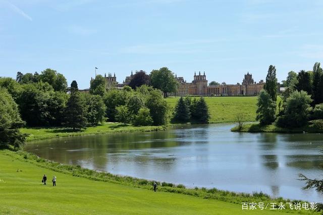布伦海姆宫:庄园里有大片的湖区,四周都是绿荫草地