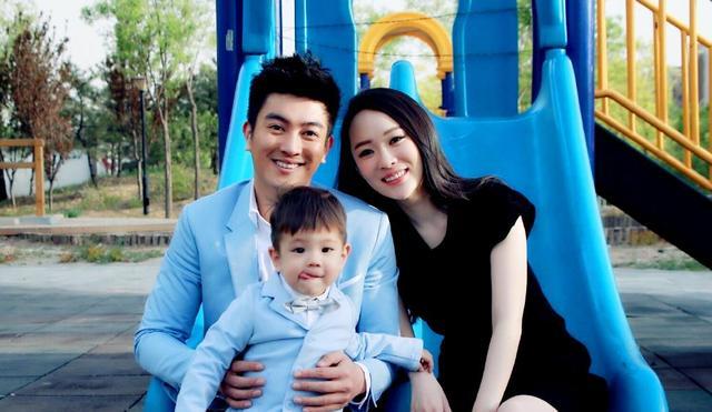 霍思燕一家三口信息时报6月19日报道1岁半的嗯哼是浙江卫视《爸爸回来