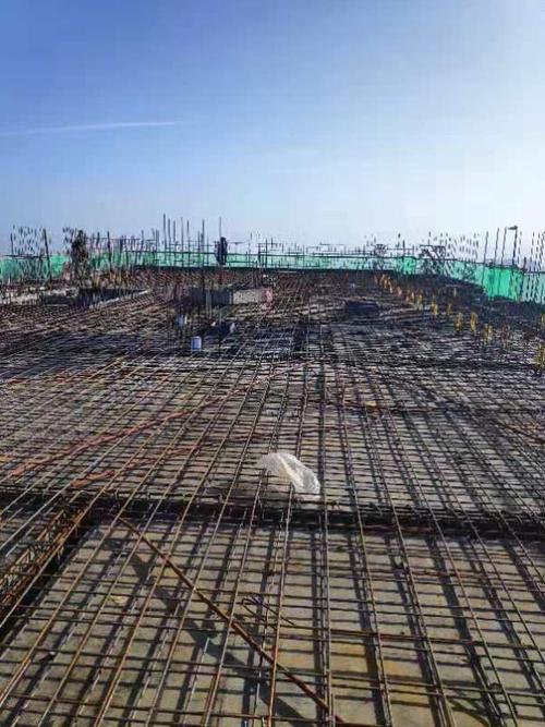 圆盘锯1台,施工升降机2台 三,形象进度 1,7#楼东单元28层顶板钢筋绑扎