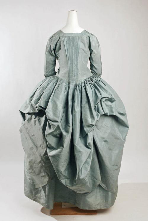 服装# 日装,1780,波兰式女袍(robe à la polonaise