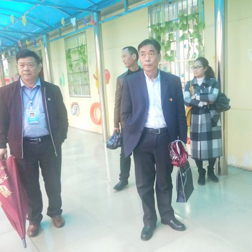 南雄市教育局局长田文斌到邓坊镇进行开学工作检查