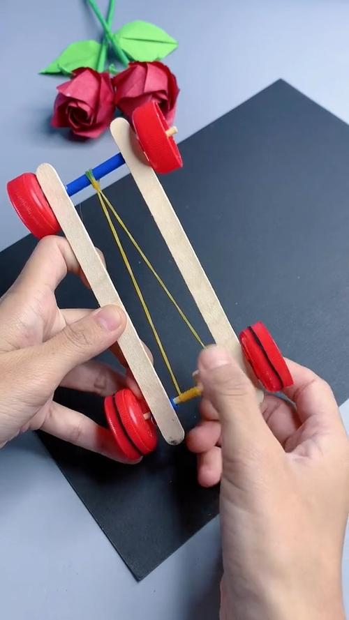 用瓶盖雪糕棒制作皮筋动力小车开得超级快赶快帮孩子收藏起来