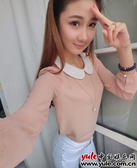 组图:阅兵仪仗队女兵门佳慧走红 模特出身私照曝光