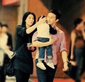 一时间王菁小我私家资料简介,何炅老婆王菁婚纱照再次被扒