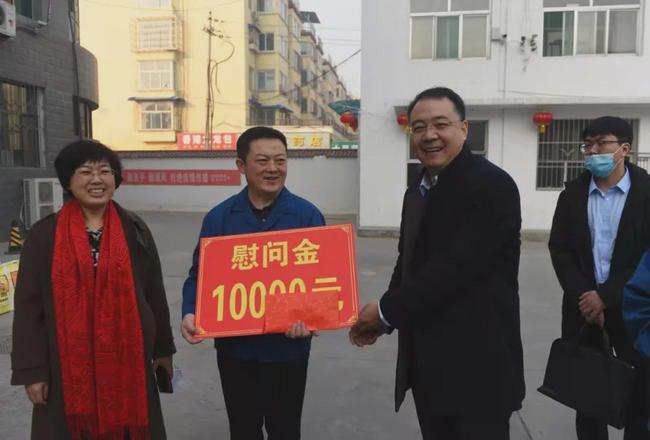 定襄县:大年初一王建峰赵亚静看望慰问坚守一线工作人员