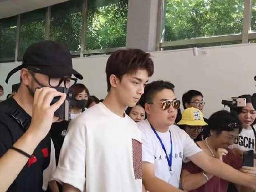 吴磊代表北电新生上台演讲,青春帅气自信心爆棚,宿舍照被曝光