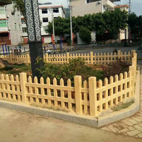 现货供应农村院子围墙仿木栅栏 花园花园仿木栏栅 庭院户外围栏栅栏