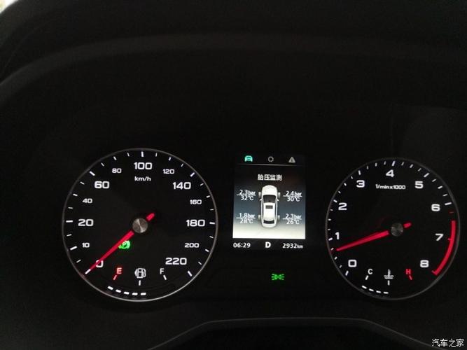 【内饰】   较喜欢这个胎压监测,每次车前我都先看眼,以免出现意.