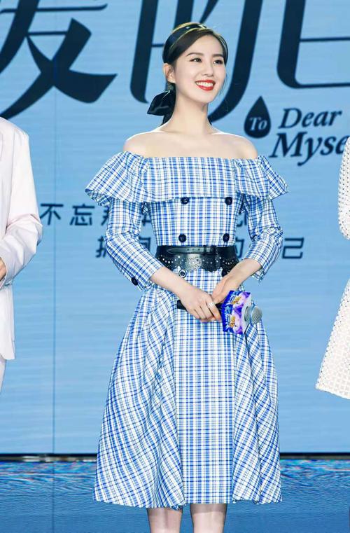 刘诗诗把"星空裙"带火了,抹胸设计衬托出白皙肌肤,又