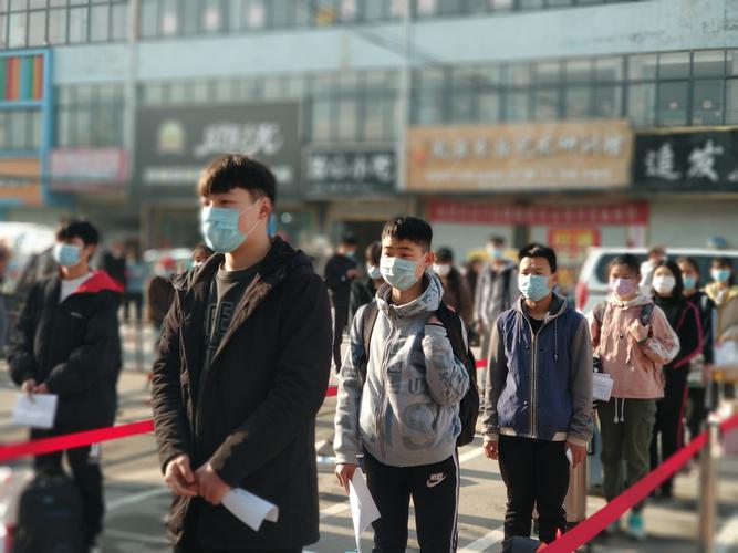 学生"全副武装"严阵以待,严格按照学校要求戴口罩,分班级错峰排队等待