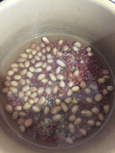 先将花生,红豆,薏仁,小米,黑米泡水几小时,要用纯净水,因为自来水会